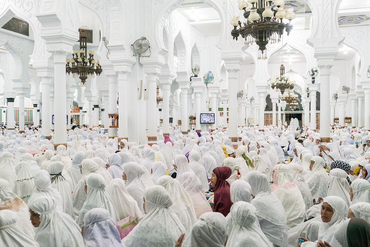 Banda Aceh là một tỉnh tự trị ở phía bắc đảo Sumatra và là nơi duy nhất ở Indonesia thực thi luật Sharia hà khắc của người Hồi giáo. Cảnh các tín đồ Hồi giáo thành tâm cầu nguyện ở Thánh đường Baiturrahman, trung tâm Banda Aceh. Nhà thờ Hồi giáo này là một trong số ít tòa nhà còn lại sau trận sóng thần năm 2004 ở " thủ phủ Hồi giáo" Indonesia.